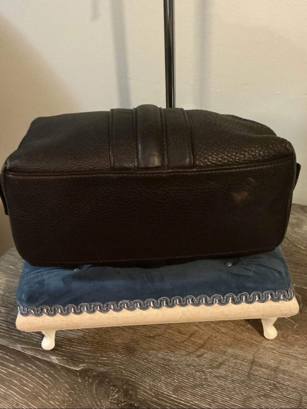 Authentic Gucci Dark Brown Pebbled Leather Toiletry Dopp Kit 9x3.5x4 GUC